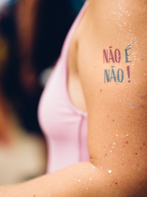 Coletivo lança campanha para inibir o assédio a mulheres no Carnaval em SC