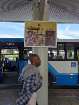 Exposição “Brechó Brasil” conta história da dona Olinda Brasil nos terminais de ônibus