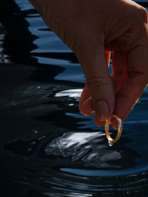 Em Trindade do Tempo, artistas lançam joias no mar de Garopaba
